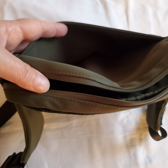 NWT Obé Army Green waist bag with adjustable strap - Picture 5 of 5